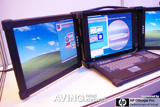 Illustration for article titled Three-Screened Laptop is Pretty Sweet